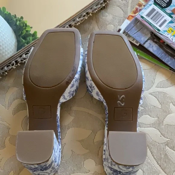 GUESS Women's Gallai Heeled Sandal NWOT - Picture 9 of 12